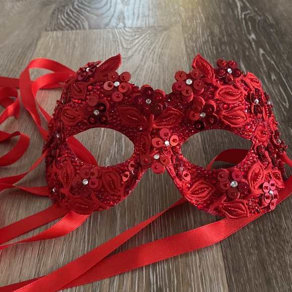 SOLD Venetian Eye Mask - Picture 6 of 6